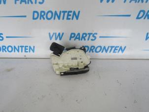 Używane Wkladka zamka drzwiowego prawa Volkswagen Polo V (6R) 1.0 TSI 12V BlueMotion Cena € 25,00 Procedura marży oferowane przez VW Parts Dronten