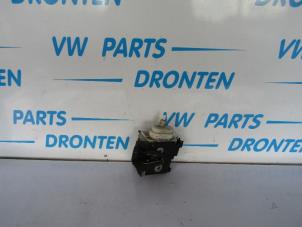 Used Door lock cylinder, right Audi A4 Avant (B5) 2.4 30V Price € 35,00 Margin scheme offered by VW Parts Dronten