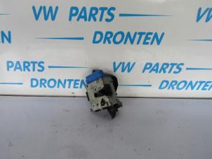 Używane Wkladka zamka drzwiowego lewa Audi A4 Avant (B5) 2.4 30V Cena € 25,00 Procedura marży oferowane przez VW Parts Dronten