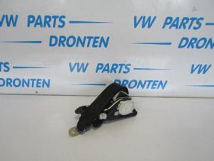 Usagé Tendeur de ceinture gauche Volkswagen Passat Variant (3C5) 1.9 TDI Prix € 45,00 Règlement à la marge proposé par VW Parts Dronten