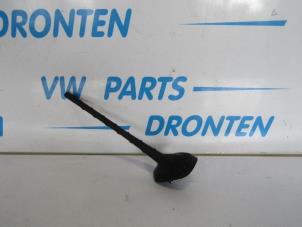 Usados Antena Volkswagen Polo V (6R) 1.0 TSI 12V BlueMotion Precio € 20,00 Norma de margen ofrecido por VW Parts Dronten