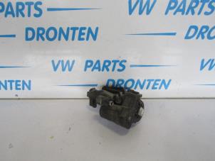 Usagé Etrier de frein (pince) arrière gauche Audi Q2 (GAB/GAG) 1.0 TFSI 12V Prix € 55,00 Règlement à la marge proposé par VW Parts Dronten