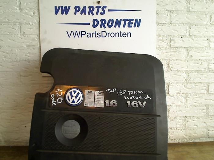 Cuerpo de filtro de aire de un Volkswagen Golf IV (1J1) 1.6 16V 2000