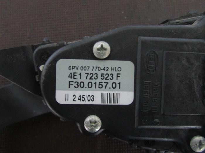 Sensor de posición de acelerador de un Audi A8 (D3) 4.0 TDI V8 32V Quattro 2003