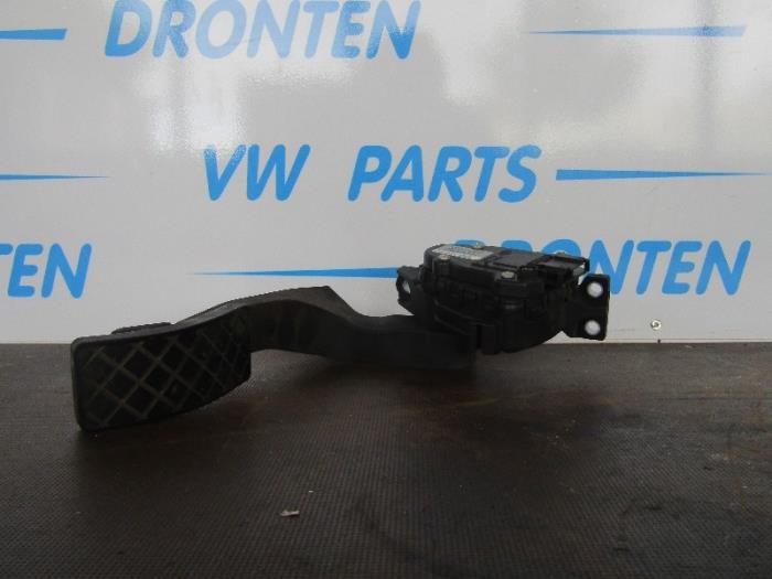 Throttle pedal position sensor from a Audi A8 (D3) 4.0 TDI V8 32V Quattro 2003