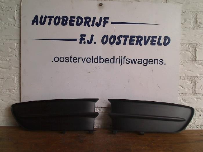 Używane Grill Renault Laguna III (BT) 1.5 dCi 110 Cena na żądanie oferowane przez VW Parts Dronten