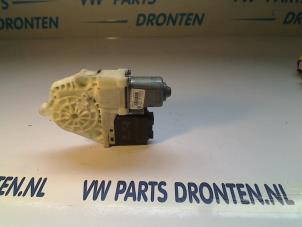 Używane Mechanizm szyby prawej tylnej wersja 4-drzwiowa Volkswagen Jetta IV (162/16A) Cena € 20,00 Procedura marży oferowane przez VW Parts Dronten