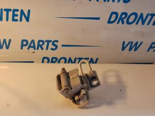 Used Front door hinge, right Volkswagen Caddy IV 2.0 TDI 102 Price € 24,20 Inclusive VAT offered by VW Parts Dronten