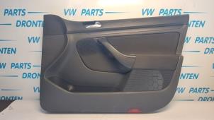 Używane Tapicerka drzwi prawych przednich wersja 4-drzwiowa Volkswagen Golf V (1K1) 1.9 TDI Cena € 25,00 Procedura marży oferowane przez VW Parts Dronten