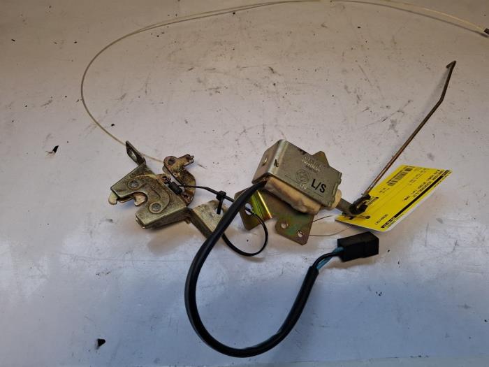 Używane Blokada dachu cabrio Alfa Romeo Spider (916) 2.0 16V Twin Spark Cena € 30,00 Procedura marży oferowane przez VW Parts Dronten