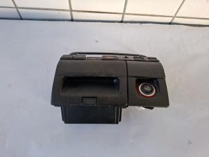 Begagnade Askkopp, fram Volkswagen Golf III Cabrio Restyling (1E7) 1.8 Pris € 45,00 Marginaltabell erbjuds av VW Parts Dronten