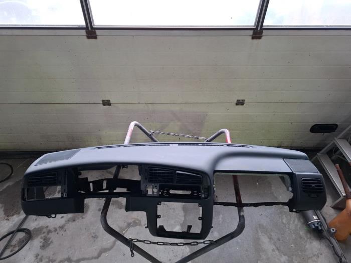 Usados Salpicadero Volkswagen Golf III Cabrio Restyling (1E7) 1.8 Precio € 100,00 Norma de margen ofrecido por VW Parts Dronten