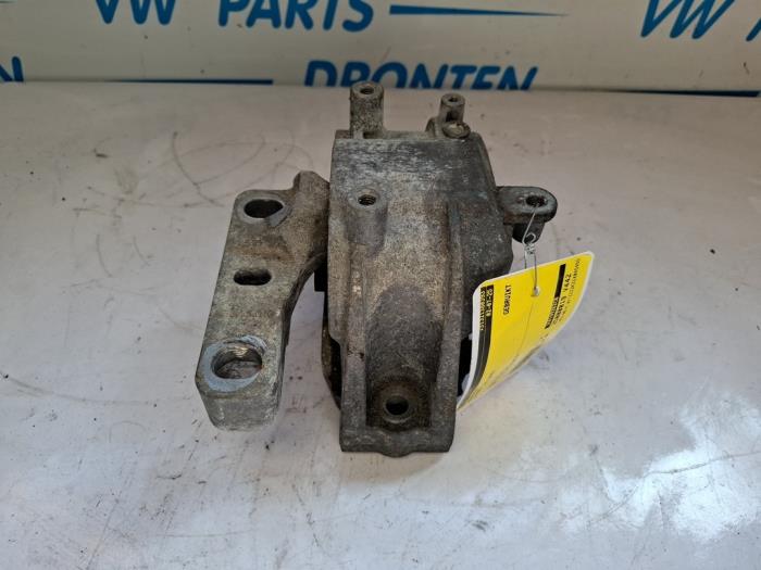 Used Engine mount Volkswagen Caddy IV 2.0 TDI 102 Price € 30,00 Margin scheme offered by VW Parts Dronten