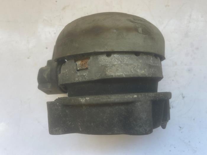 Engine mount from a Audi A8 (D3) 3.7 V8 40V Quattro 2005