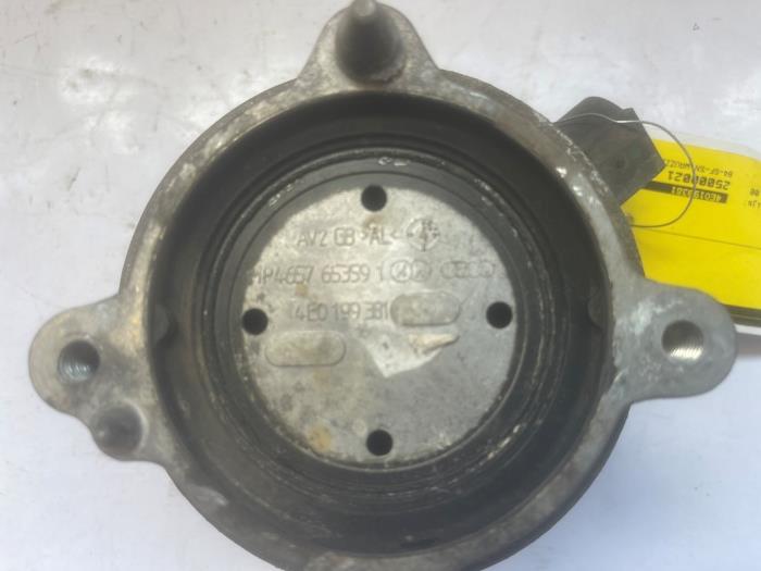 Engine mount from a Audi A8 (D3) 3.7 V8 40V Quattro 2005
