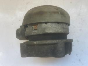 Engine mount from a Audi A8 (D3) 3.7 V8 40V Quattro 2005