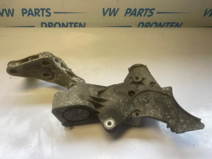Engine mount from a Audi A8 (D3) 3.7 V8 40V Quattro 2005