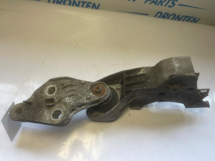 Engine mount from a Audi A8 (D3) 3.7 V8 40V Quattro 2005