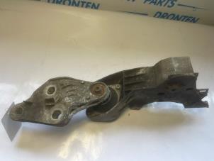 Engine mount from a Audi A8 (D3) 3.7 V8 40V Quattro 2005