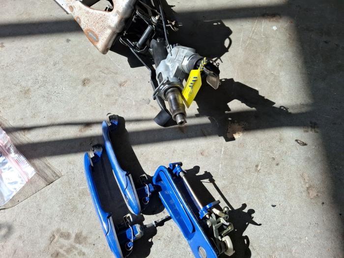 Cylinderlåsuppsättning (komplett) från en Volkswagen Polo III (6N2) 1.4 2001