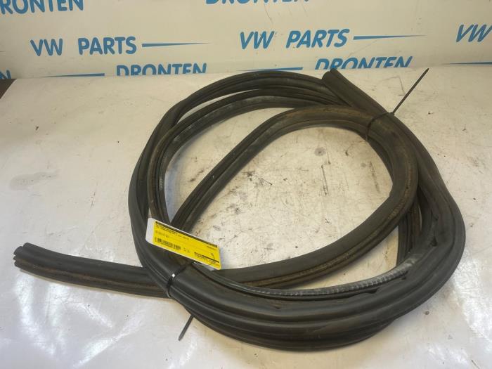 Gebrauchte Heckklappengummi Volkswagen Transporter T6 2.0 TDI 150 Preis € 25,00 Margenregelung angeboten von VW Parts Dronten