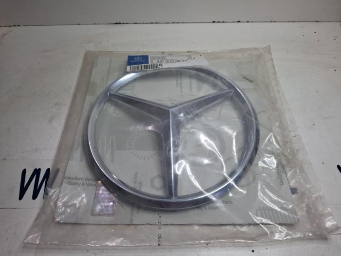 Nowe Emblemat Mercedes Sprinter 4/5t (904/905) 408 CDI 16V Ch.Cab Cena € 46,89 Z VAT oferowane przez VW Parts Dronten