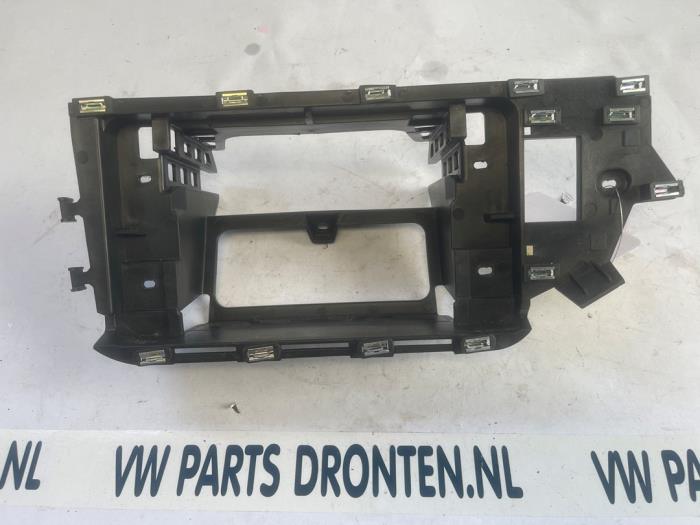 Używane Kieszen do radia Volkswagen Polo VI (AW1) 1.0 TSI 12V Cena € 18,00 Procedura marży oferowane przez VW Parts Dronten