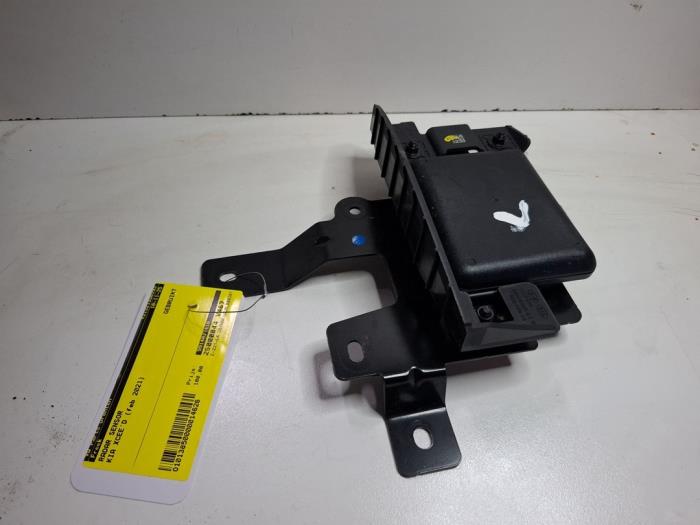 Begagnade Radarsensor Kia Xceed 1.6 GDI PHEV Pris € 100,00 Marginaltabell erbjuds av VW Parts Dronten