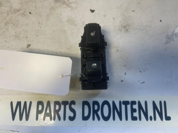 Usados Interruptor de ventanilla eléctrica Kia Xceed 1.6 GDI PHEV Precio € 45,00 Norma de margen ofrecido por VW Parts Dronten
