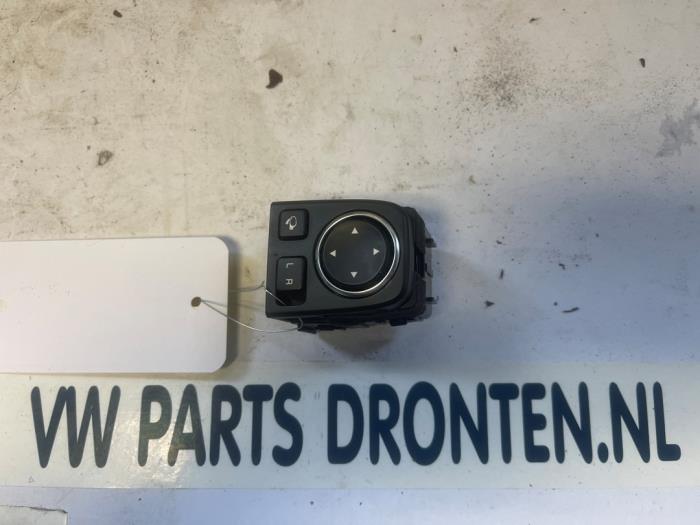 Używane Przelacznik lusterka Kia Xceed 1.6 GDI PHEV Cena € 20,00 Procedura marży oferowane przez VW Parts Dronten