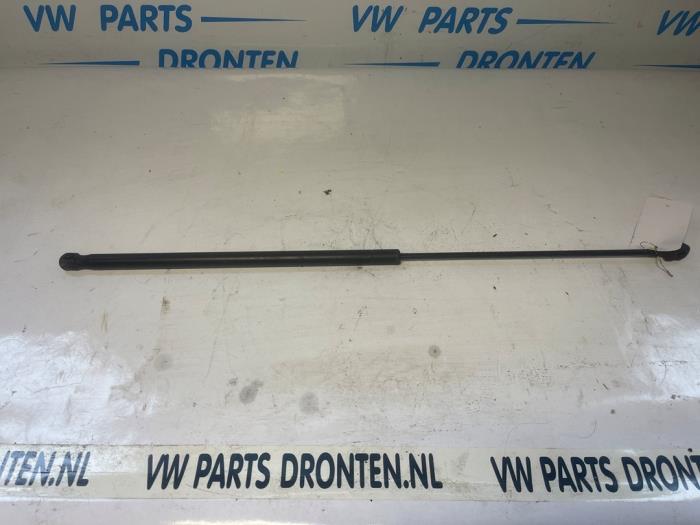Używane Drazek podpory maski Audi A3 Limousine (8VS/8VM) 2.0 TDI 16V Cena € 10,00 Procedura marży oferowane przez VW Parts Dronten
