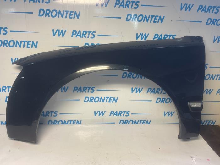 Używane Ekran lewy przód Audi A8 (D3) 3.7 V8 40V Quattro Cena € 140,00 Procedura marży oferowane przez VW Parts Dronten