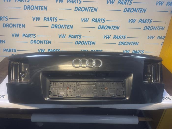 Używane Tylna klapa Audi A8 (D3) 3.7 V8 40V Quattro Cena € 100,00 Procedura marży oferowane przez VW Parts Dronten