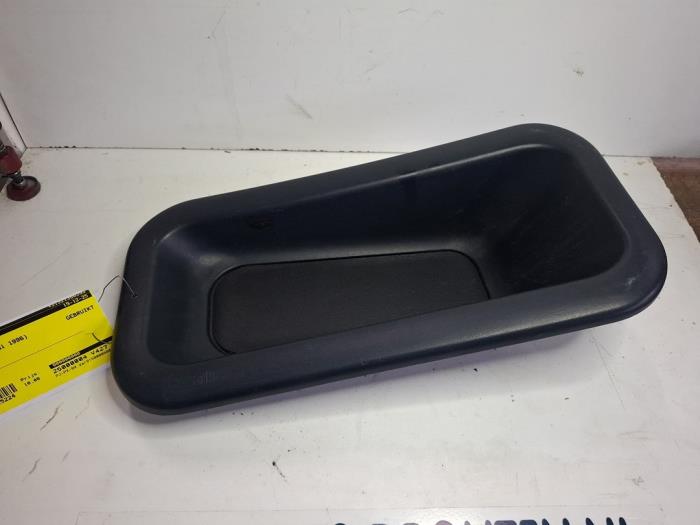 Begagnade Förvaringsfack Alfa Romeo Spider (916) 2.0 16V Twin Spark Pris € 10,00 Marginaltabell erbjuds av VW Parts Dronten