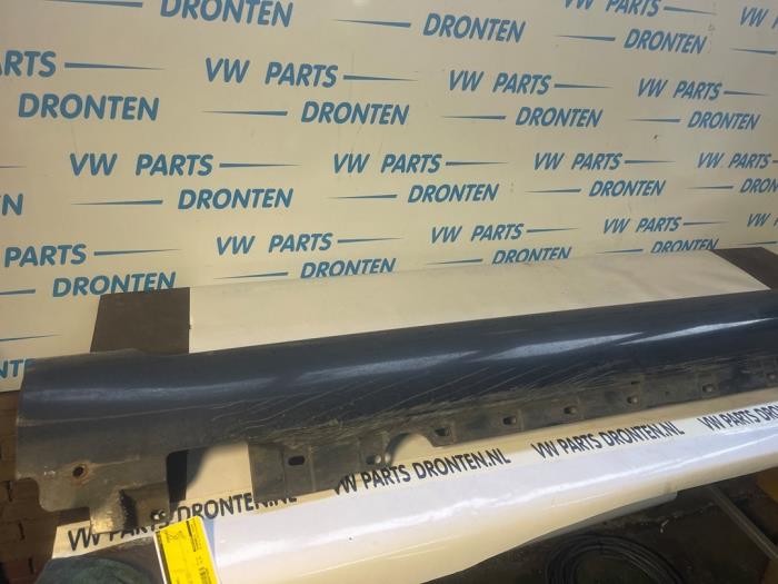 Używane Belka boczna lewa Audi A8 (D3) 3.7 V8 40V Quattro Cena € 75,00 Procedura marży oferowane przez VW Parts Dronten