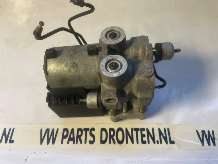 Używane Pompa ABS Alfa Romeo Spider (916) 2.0 16V Twin Spark Cena € 200,00 Procedura marży oferowane przez VW Parts Dronten