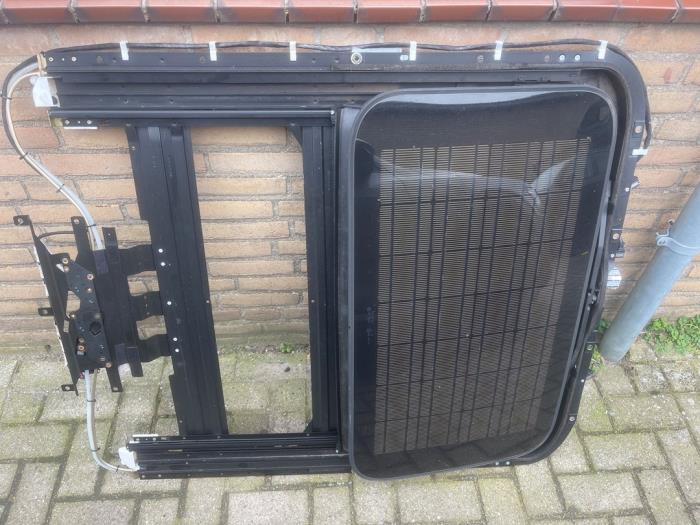 Używane Szyba szyberdachu Volkswagen Phaeton (3D) 6.0 W12 48V 4Motion Cena € 100,00 Procedura marży oferowane przez VW Parts Dronten
