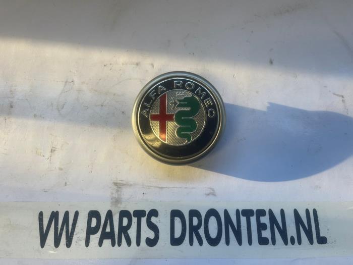 Używane Emblemat Alfa Romeo Giulia (952) 2.2d 150 16V Cena € 30,00 Procedura marży oferowane przez VW Parts Dronten