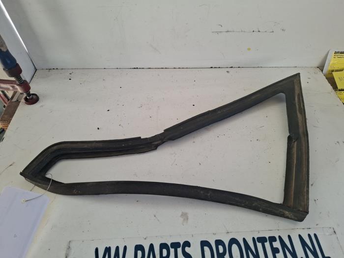 Usados Ventanilla triangular derecha delante Alfa Romeo Giulia (105/115) 1600 Super Precio € 15,00 Norma de margen ofrecido por VW Parts Dronten