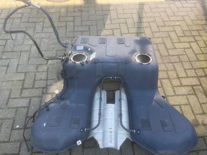 Używane Zbiornik Audi A8 (D3) 3.7 V8 40V Quattro Cena € 45,00 Procedura marży oferowane przez VW Parts Dronten