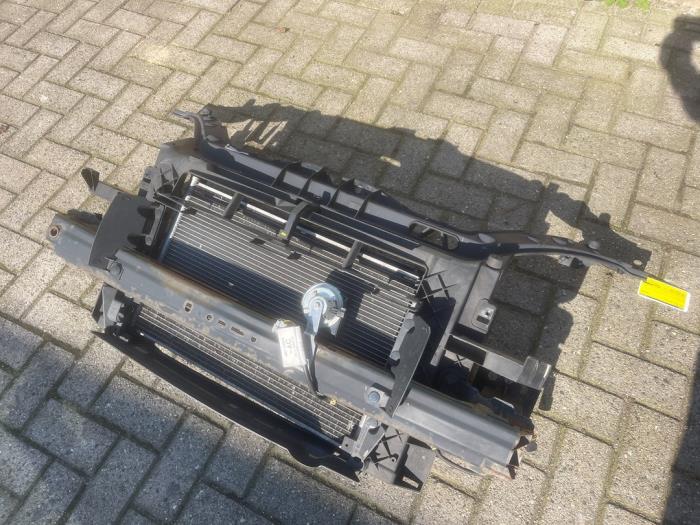 Używane Panel przedni Ford Fusion 1.4 16V Cena € 75,00 Procedura marży oferowane przez VW Parts Dronten