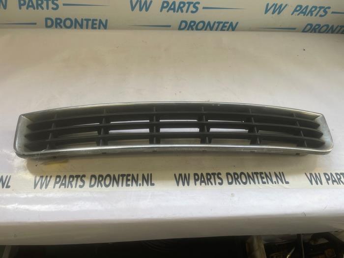 Begagnade Stötfångargrill Audi A8 (D3) 4.2 V8 40V Quattro Pris € 25,00 Marginaltabell erbjuds av VW Parts Dronten