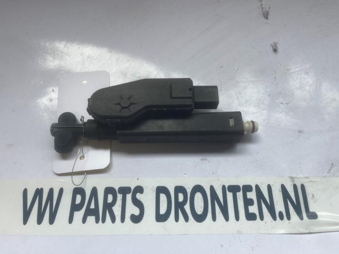 Używane Spryskiwacz reflektorów Audi A8 (D3) 4.2 V8 40V Quattro Cena € 20,00 Procedura marży oferowane przez VW Parts Dronten