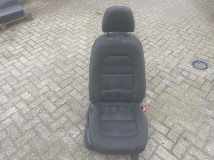 Używane Fotel prawy Audi A4 Avant (B8) 2.0 TDI 16V Cena € 50,00 Procedura marży oferowane przez VW Parts Dronten