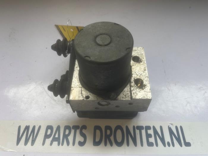Usagé Bloc ABS Audi A4 Avant (B8) 2.0 TDI 16V Prix € 50,00 Règlement à la marge proposé par VW Parts Dronten