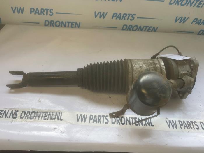 Używane Amortyzator prawy tyl Audi A8 (D3) 4.2 V8 40V Quattro Cena € 200,00 Procedura marży oferowane przez VW Parts Dronten
