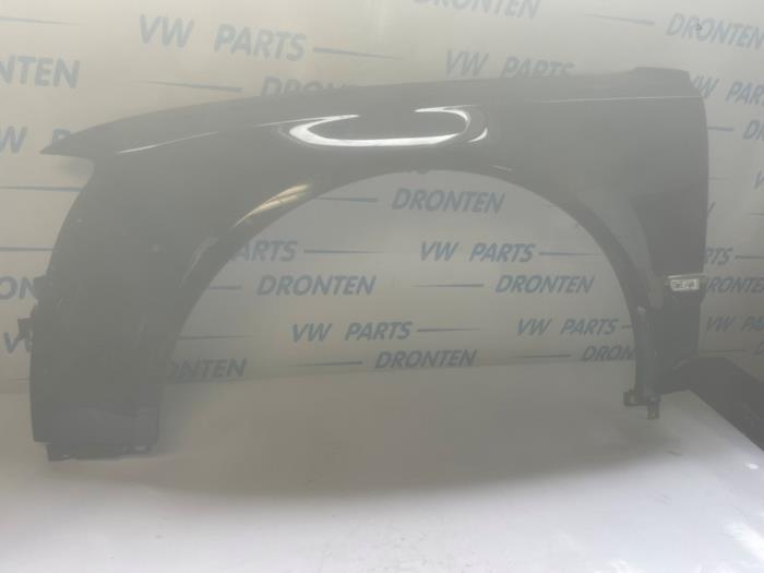 Używane Ekran lewy przód Audi A8 (D3) 4.2 V8 40V Quattro Cena € 125,00 Procedura marży oferowane przez VW Parts Dronten