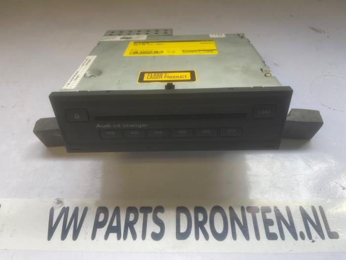 Używane Odtwarzacz CD Audi A8 (D3) 4.2 V8 40V Quattro Cena € 49,00 Procedura marży oferowane przez VW Parts Dronten