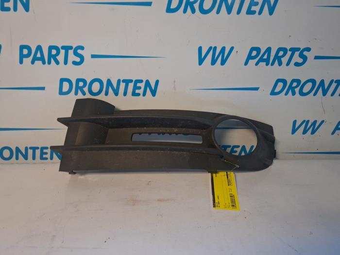 Begagnade Grill Volkswagen Caddy III (2KA,2KH,2CA,2CH) 2.0 TDI DPF Pris € 10,00 Marginaltabell erbjuds av VW Parts Dronten