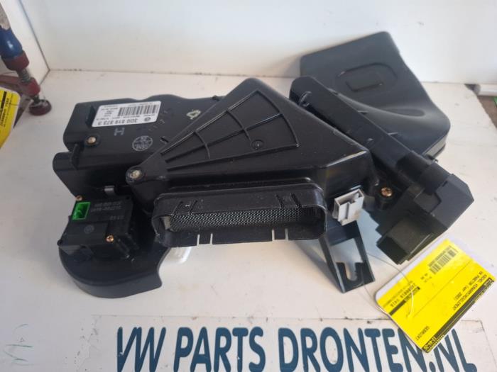 Begagnade Värmeelement Volkswagen Phaeton (3D) 6.0 W12 48V 4Motion Pris € 40,00 Marginaltabell erbjuds av VW Parts Dronten